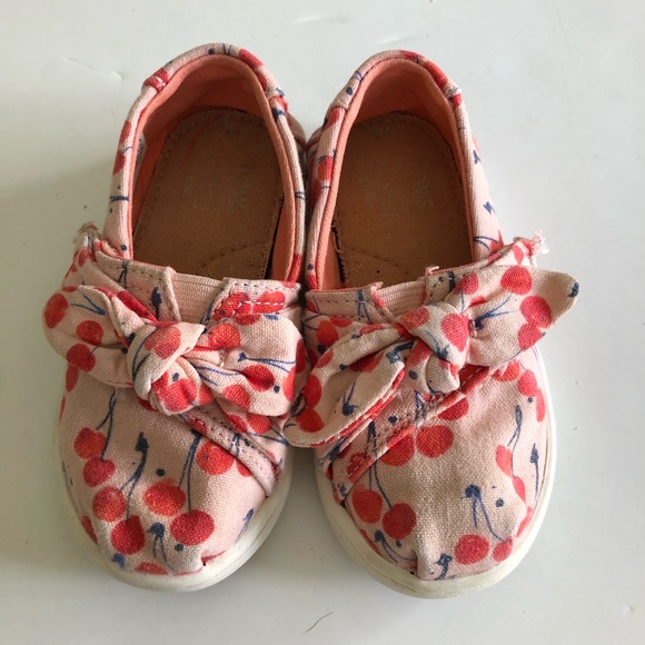 TOMS Tiny Classics Coral Pink Cherry Cherie Print Bow. Size T6 - Picture 3 of 8